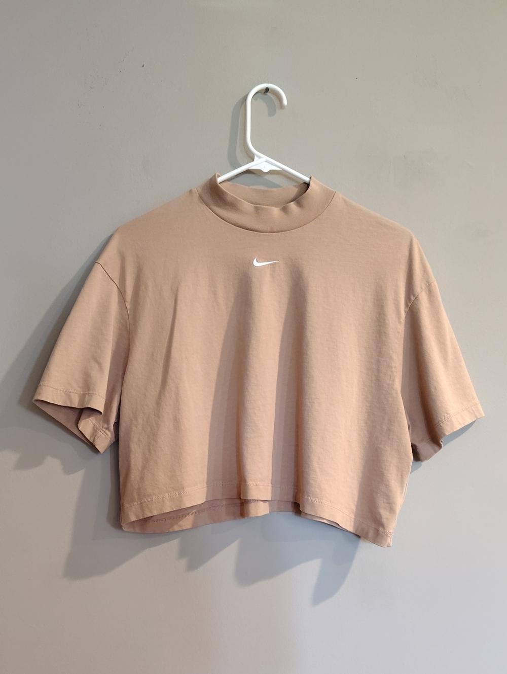 Nike Women's Medium Beige Cropped Short Sleeve Cotton Tee